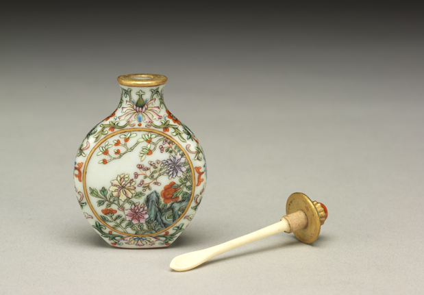 清 乾隆 瓷胎粉彩玉堂富貴鼻煙壺